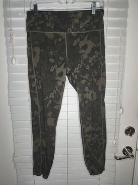 Vuori Stride Leggings Womens Size M Oregano Camo Flower High Rise Pockets Yoga